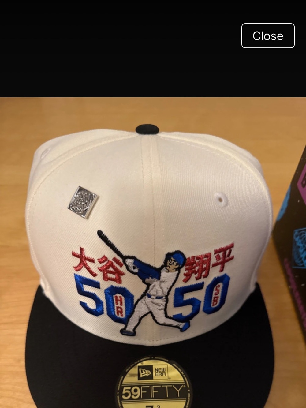 Hat with baseball player embroidery